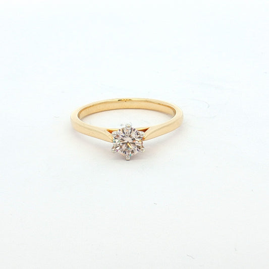 Classic Round Brilliant Diamond Ring in Yellow Gold