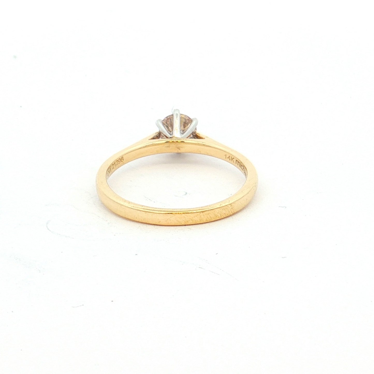 Classic Round Brilliant Diamond Ring in Yellow Gold