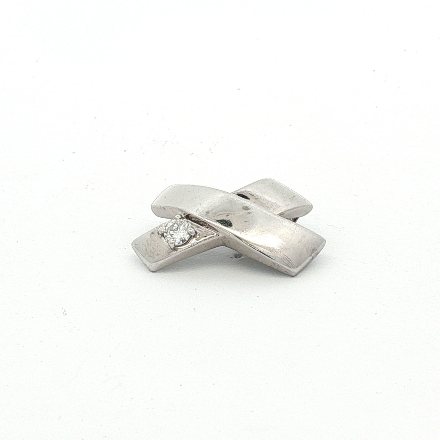 Elegant 14ct White Gold Diamond Accent Pendant